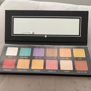 Eye shadow pallet
